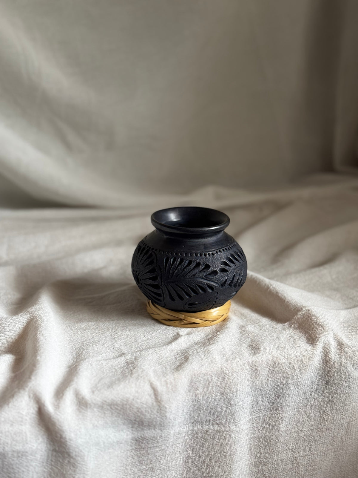 VINTAGE MEXICAN DONA ROSA BLACK POTTERY VASE No2
