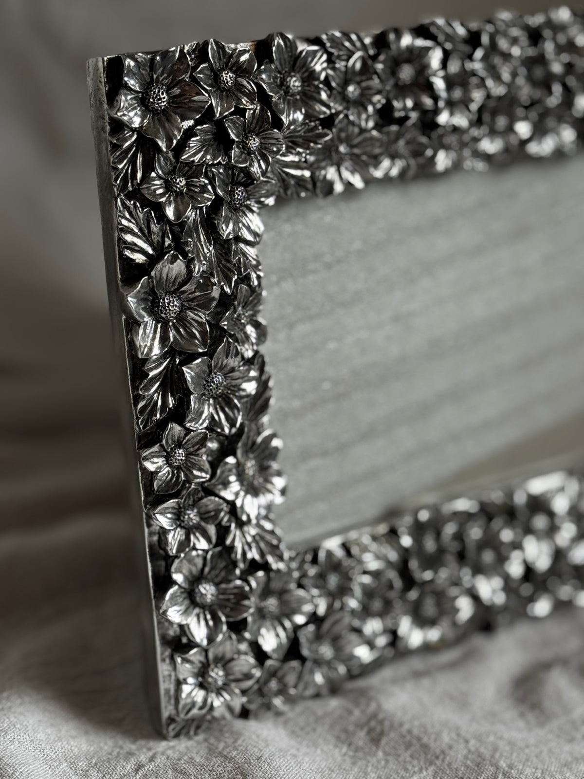 VINTAGE ORNATE FLORAL METAL PICTURE FRAME
