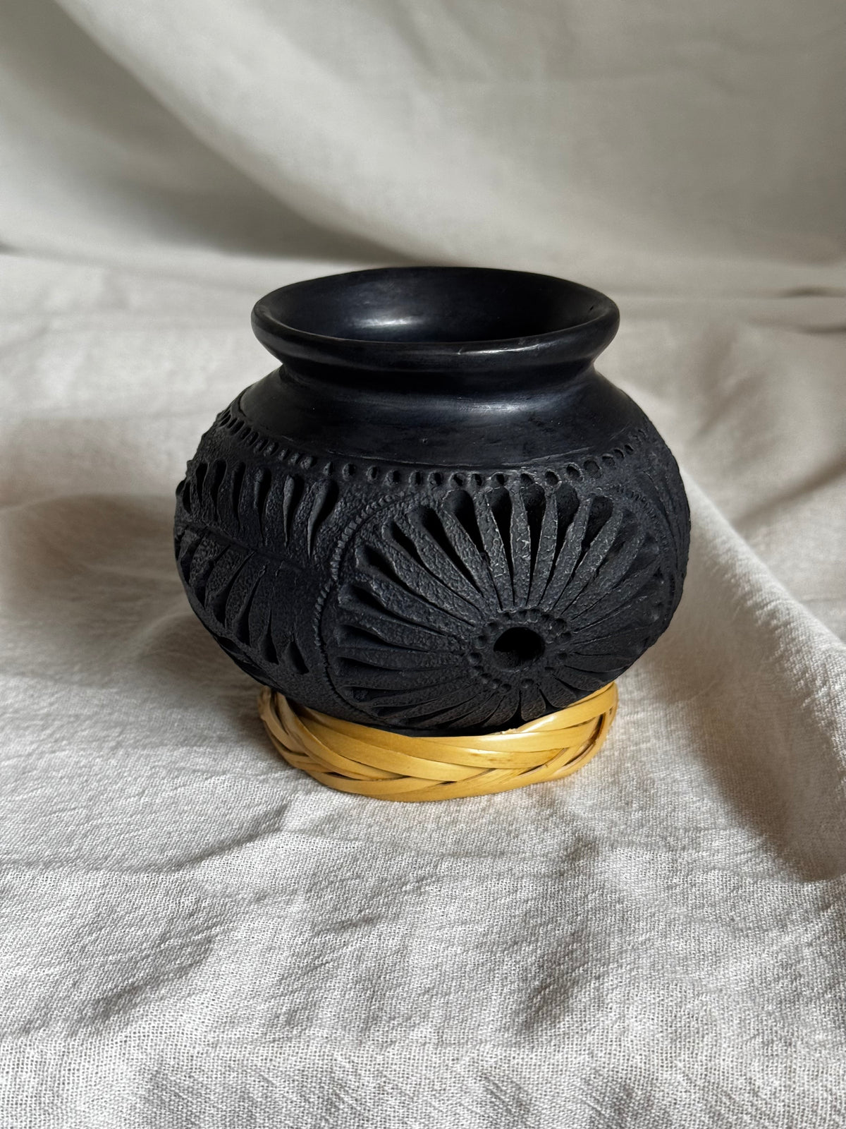 VINTAGE MEXICAN DONA ROSA BLACK POTTERY VASE No2