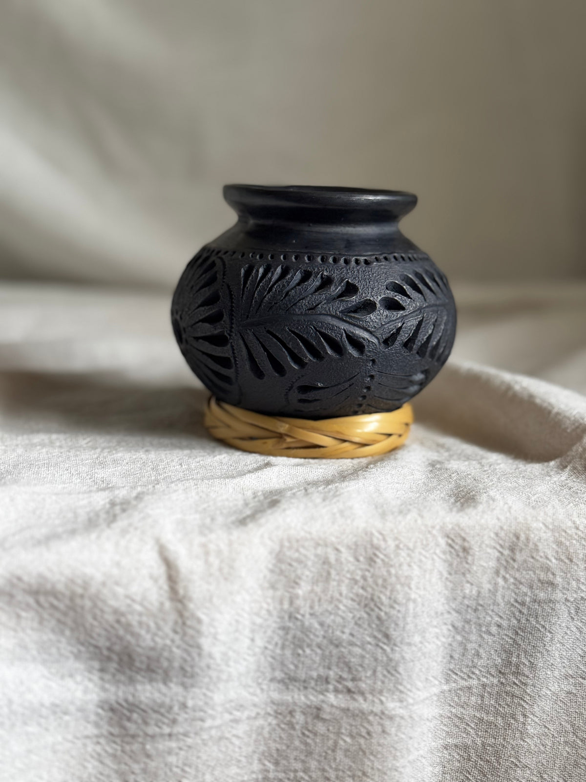 VINTAGE MEXICAN DONA ROSA BLACK POTTERY VASE No2