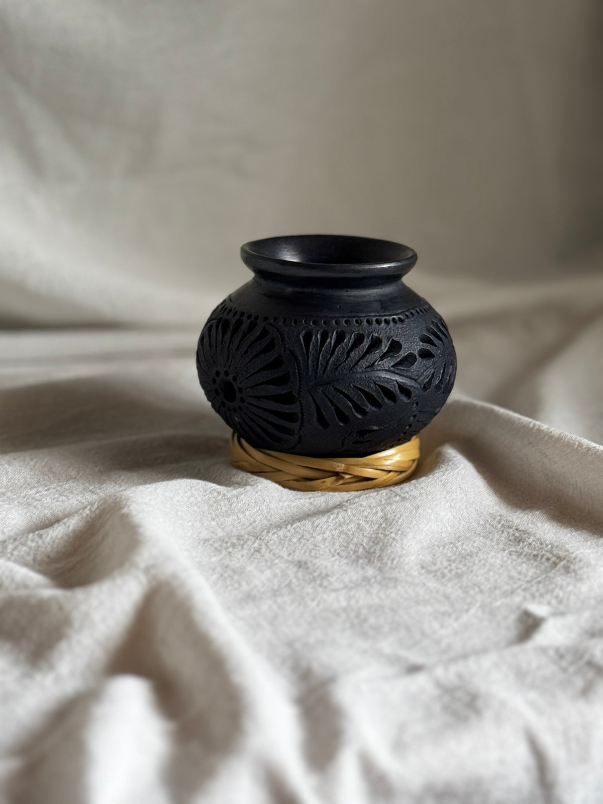VINTAGE MEXICAN DONA ROSA BLACK POTTERY VASE No2