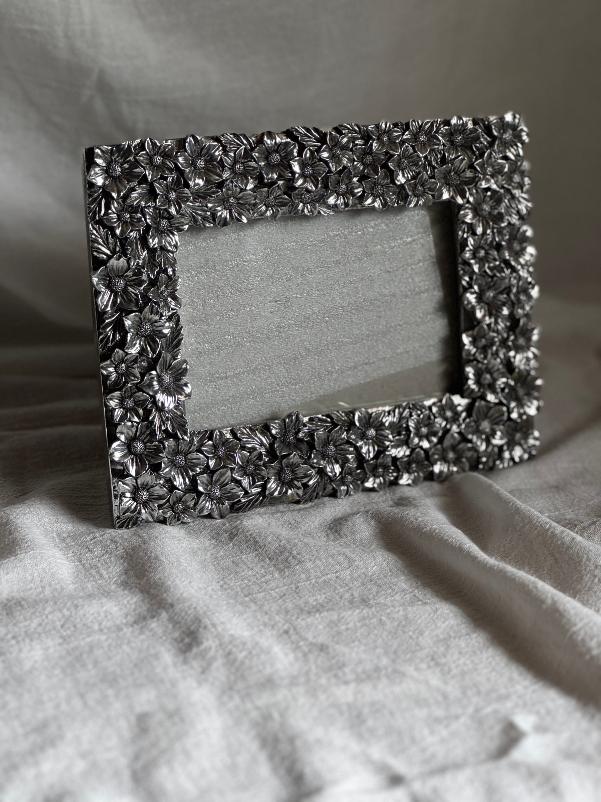 VINTAGE ORNATE FLORAL METAL PICTURE FRAME