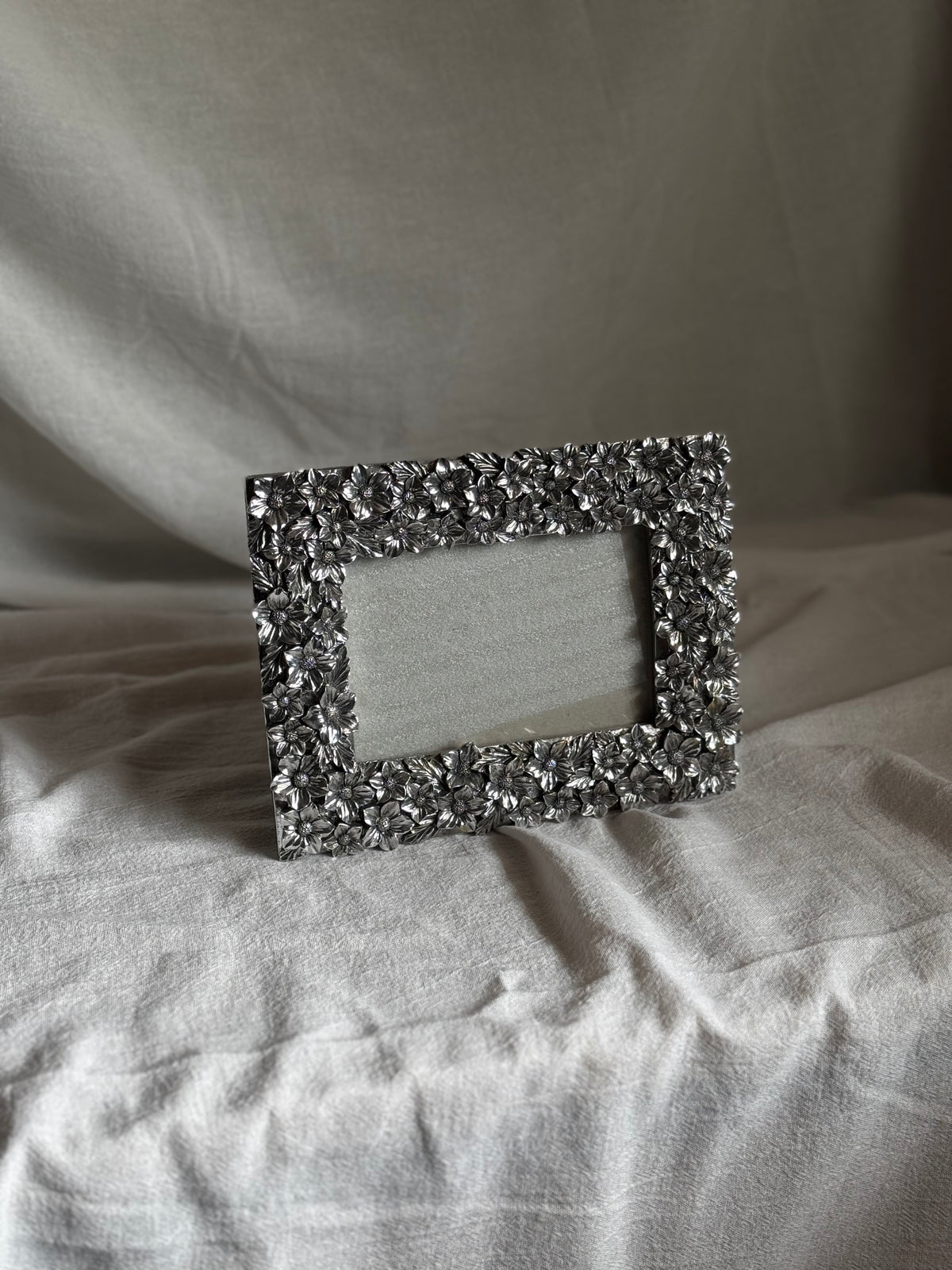 VINTAGE ORNATE FLORAL METAL PICTURE FRAME