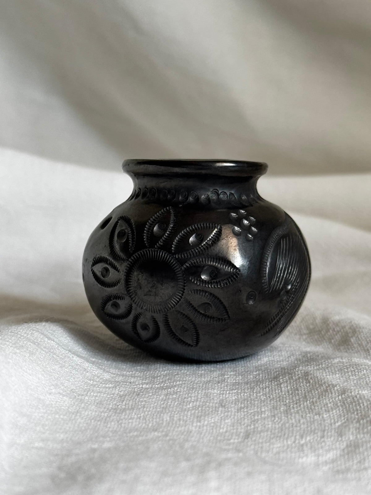 VINTAGE MEXICAN DONA ROSA BLACK POTTERY VASE