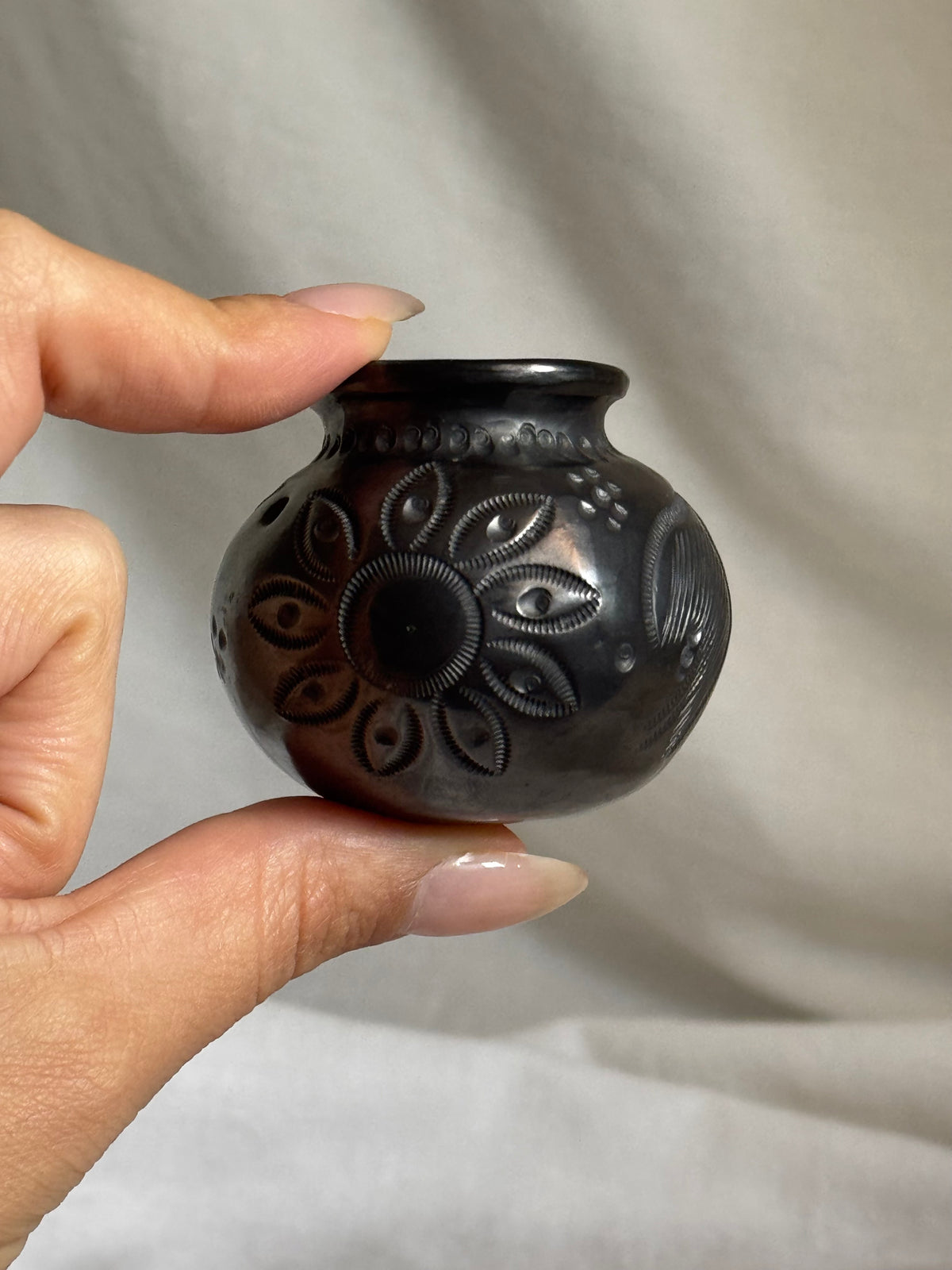 VINTAGE MEXICAN DONA ROSA BLACK POTTERY VASE