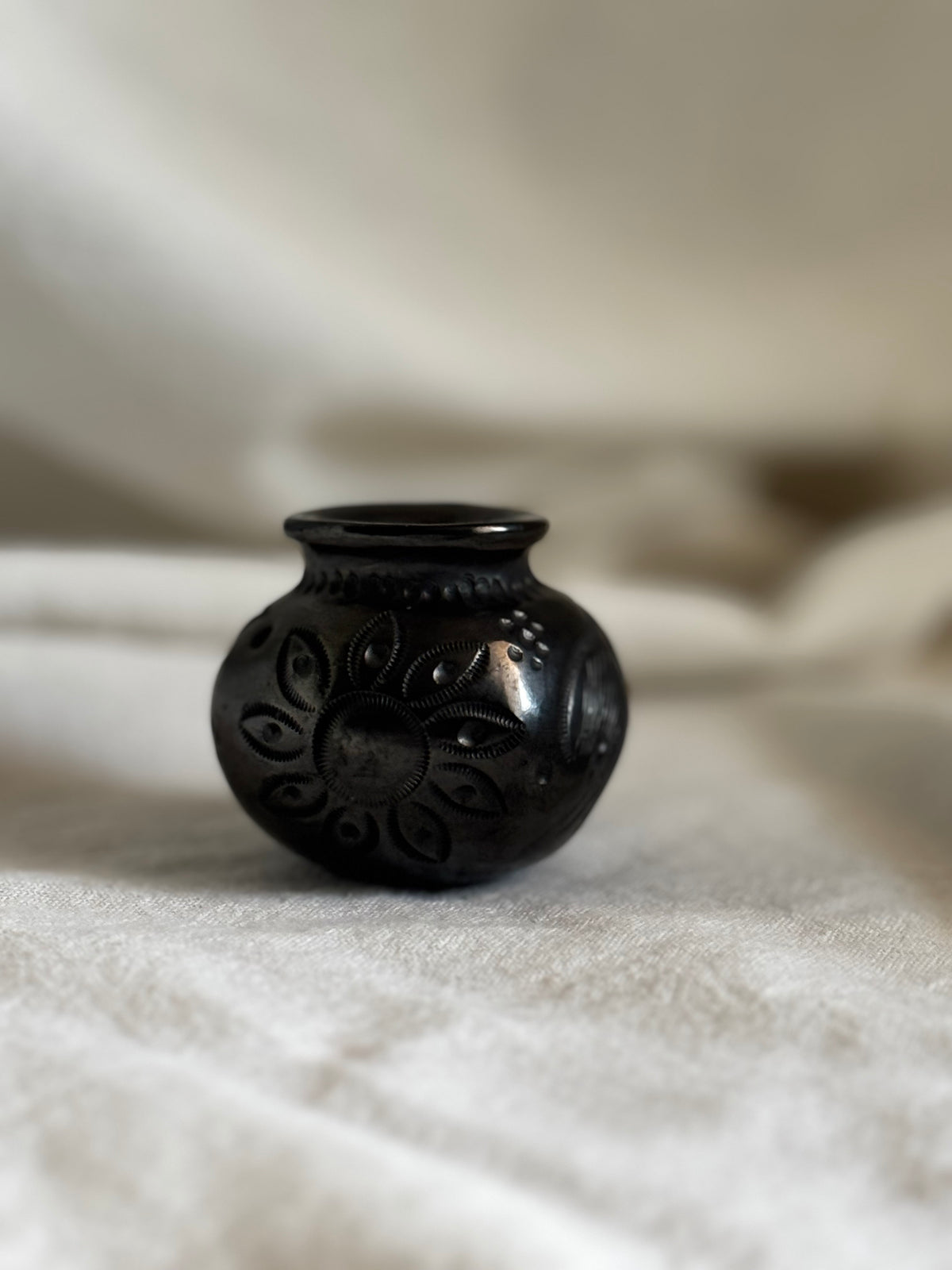VINTAGE MEXICAN DONA ROSA BLACK POTTERY VASE
