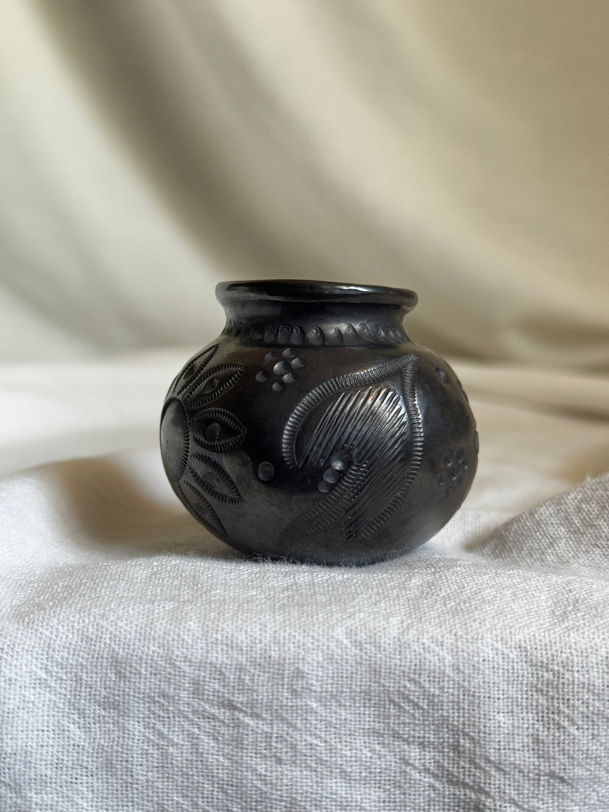 VINTAGE MEXICAN DONA ROSA BLACK POTTERY VASE