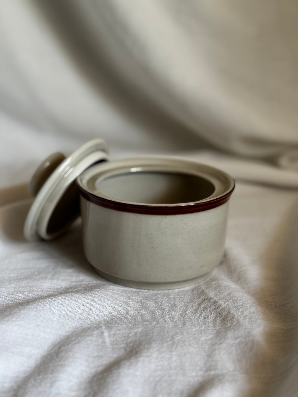 VINTAGE STONEWARE SUGAR BOWL BY CONTINENTAL GOURMET
